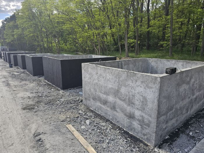 Plac produkcyjny z szambami betonowymi Ostrowiec Świętokrzyski gotowymi do transportu